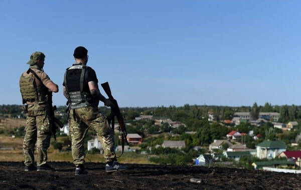 据法国媒体报道，乌克兰东部武装目前已发起南线攻势，向顿涅斯克以南、亚速海边的港口城市马里乌波尔大举进军。乌克兰当地政府已宣布要“死守马里乌波尔”。图为驻守马里乌波尔的乌政府军士兵。