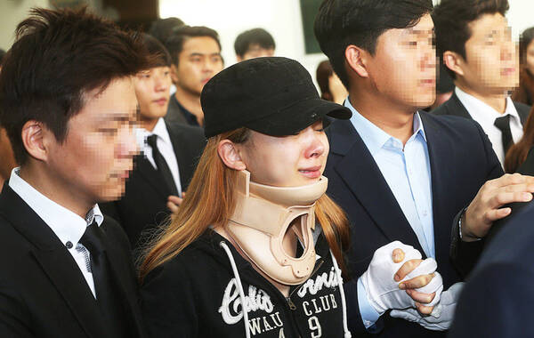 据韩国媒体报道，当地时间2014年9月5日，韩国女子组合LADIES'CODE因车祸去世成员高恩妃追悼会，同组合成员崔嫔娜、Zuny（金主美）痛哭相送最后一程，只见受伤成员Zuny戴着颈脖现身泣不成声，在众人的搀扶上勉强站立。据悉，韩国偶像女团LADIES'CODE在9月3日凌晨遭遇车祸，发生事故后，成员高恩妃（21岁）被送往附近的医院，最终抢救无效身亡，成员权梨世和李昭政伤势严重，崔嫔娜、Zuny和造型师等4人为轻伤。图为LADIES'CODE组合成员Zuny痛哭。