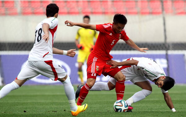 北京时间9月8日下午，中国U-22国奥队在潍坊同伊朗U-22队展开热身赛。最终双方0-0战平。上半场国奥在中前场多次打出精妙配合但未能破门。下半场，伊朗队占据场上主动，并利用一次任意球机会取得进球，但被吹罚越位在先，进球无效。