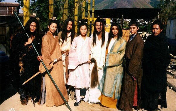 凤凰娱乐讯 《东邪西毒》20岁了！1994年，9月17日，这部影片在香港上映，每个镜头像一副画卷一样 ，每句台词都很深刻。而那些年，他们又是那么美那么美！