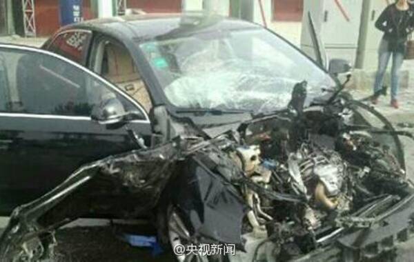 今天早上8点17分左右，河北张家口五一东大街与林园路交叉处发生一起严重车祸。一辆轿车被撞得面目全非，一辆车牌为冀B的挂车完全翻倒，另一辆轿车也受到影响。目前已确定6人受伤、死亡8人。据称，车祸系挂车失控导致。