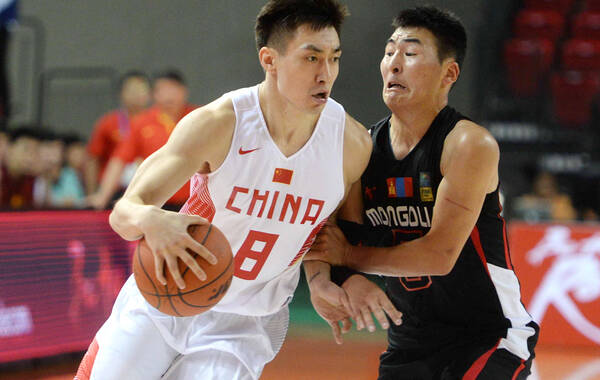 北京时间9月26日，亚运会男篮比赛进入到复赛阶段，中国队在第一场复赛中108-67大胜蒙古，取得复赛开门红。明天中午，中国队将迎战日本。
