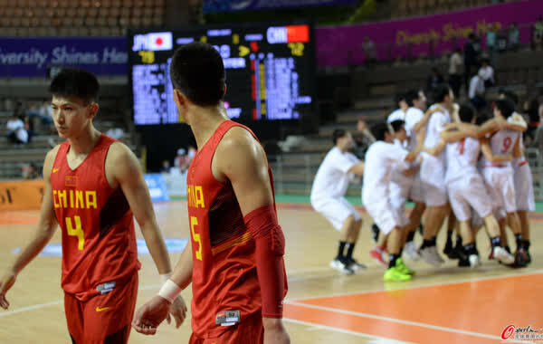 北京时间9月27日，2014仁川亚运会男篮第二阶段小组赛继续进行，中国队在一度领先15分的情况下末节崩盘，最终72-79负于日本队，这也是男篮历史上首次在亚运会上输给日本。