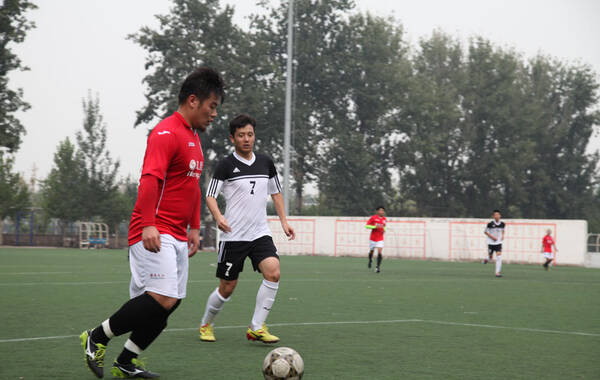 北京时间2014年9月28日，第十届中国网络媒体足球精英赛小组赛第三轮在北京体育大学足球场打响。卫冕冠军凤凰网足球队6比0大胜小米科技，三连胜的战绩结束了小组赛征程，小组头名挺进16强。