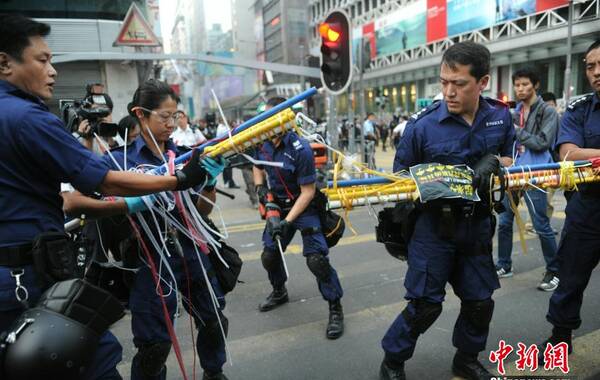 10月17日，香港数百名警员清晨在旺角弥敦道与亚皆老街交界占领区内，移除障碍物。警方强调并非清场，而是要移除障碍物。中新社发 谭达明 摄