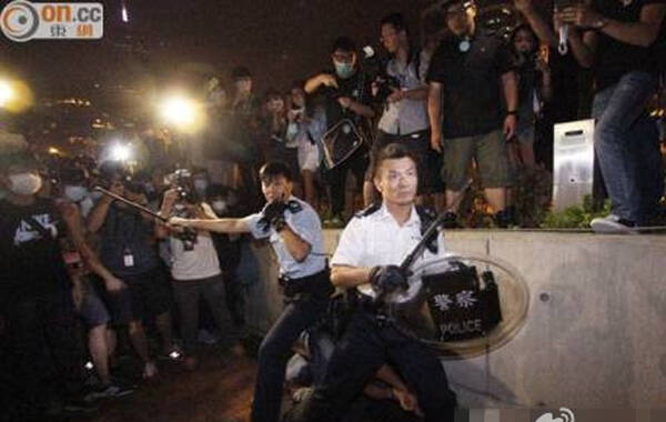 16日凌晨，香港警方此前拆除路障的金钟龙和道附近发生一起骚乱。3名警察在逮捕一名嫌疑人时，遭到数百示威人士阻拦。面对劣势，警察摆好架势坚守至增援赶到，并成功将包围人群驱散，带走不法分子。