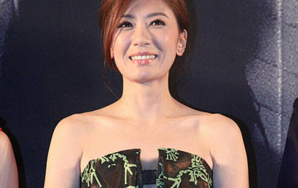 凤凰网娱乐讯 10月21日，电影《不能说的夏天》在北京举办首映发布会，监制徐小明、导演王维明与主演郭采洁、贾静雯、戴立忍出席，而贾静雯的好朋友、与徐小明有过合作的高圆圆也到场助阵。主演贾静雯。