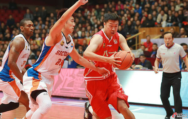 北京时间11月19日，CBA2014-15赛季第八轮比赛今天继续进行，在同时打响的多场比赛中，八一客场110-107战胜四川，取得赛季首胜。王治郅在本场比赛复出。