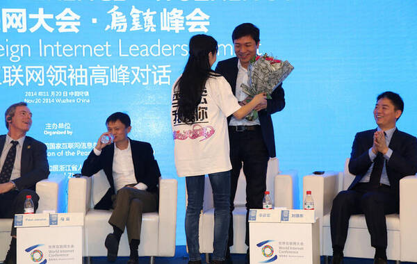 2014年11月20日，世界互联网大会·中外互联网领袖高峰对话在浙江乌镇举行。女粉丝手持玫瑰向李彦宏求爱，张梦虹，31岁，在北京一家传媒公司工作，现在在墨西哥读博士。 