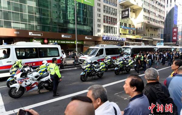 11月25日，香港法庭执达主任到达旺角亚皆老街，向在场人士宣布执行禁制令，清除非法障碍物，现场大批警员戒备。
