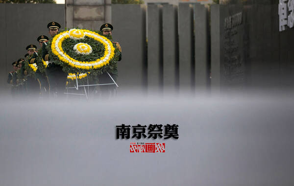 1937年12月13日，侵华日军攻占中国南京后开始了实施长达四十多天惨绝人寰的大屠杀，三十多万人惨遭杀戮，制造了震惊中外的南京大屠杀惨案。从1994年开始，江苏和南京都会在每年的12月13号举行哀悼仪式，包括撞响和平钟、敬献花圈等。这里呈现的12幅画面定格了2002年至2013年、每年的12月13日当天，人们从海内外赶到侵华日军南京大屠杀遇难同胞纪念馆内，悼念遇难同胞，铭记那段历史。今年的12月13日，这里将迎来首个国家国祭日，悼念南京大屠杀死难者和所有在日本帝国主义侵华战争期间惨遭日本侵略者杀戮的死难者。图为2013年12月13日，南京举行侵华日军南京大屠杀30万遇难同胞76周年暨国际和平集会，武警献花。中新社发 泱波 摄