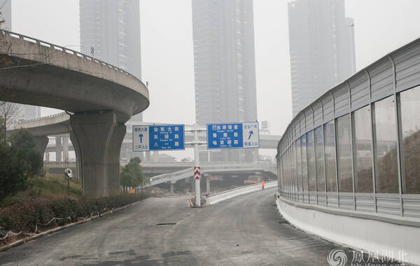 12月23日，凤凰湖北应武汉市交管局邀请，在东湖通道即将通车之际前来探访。目前东湖通道已具备通车条件，正在进行最后的调试工作，12月28日将正式通车。图为位于红庙立交的东湖隧道高架桥入口。 摄影/刘金