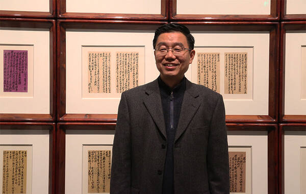 �������꽨��ĳ�ɳ�в�����¹ݣ��������潭������ӽ����������ͷ������ѧ�ߡ����������������³���չ��&ldquo;������ã&mdash;&mdash;���������鷨չ&rdquo;����������������Ļ��ͼΪ��³�����Լ���չ��&ldquo;���Ͻ��������鷨չ&rdquo;�ϡ�����Դ����˺��� ��Ӱ��Ԭ���ԣ�