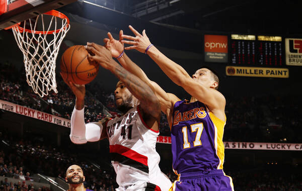 北京时间1月6日，NBA常规赛继续进行，洛杉矶湖人客场挑战波特兰开拓者，湖人头号球星科比休战，开拓者球星利拉德砍下39分，率领球队98-94逆转战胜湖人。