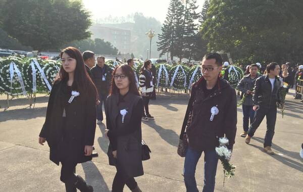 1月20日上午，姚贝娜遗体告别仪式在深圳市殡仪馆大礼堂举行，大批歌迷前来送别。有歌迷早晨6时就到了现场等候。现场播放的是姚贝娜自己的歌曲《金缕衣》《红颜劫》等。中新社记者 陈文 摄