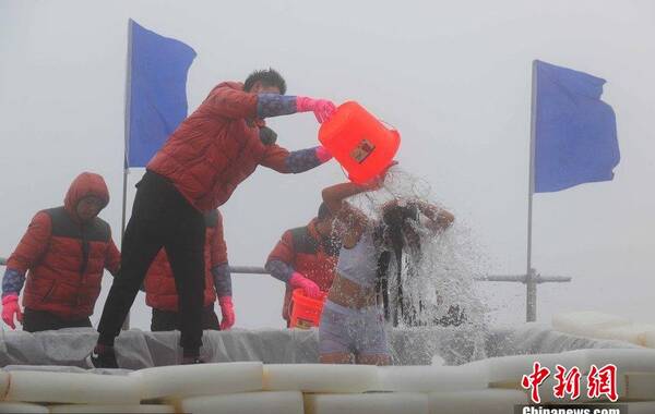 2015年1月24日，湖南张家界天门山景区，耐寒达人进行耐寒挑战。