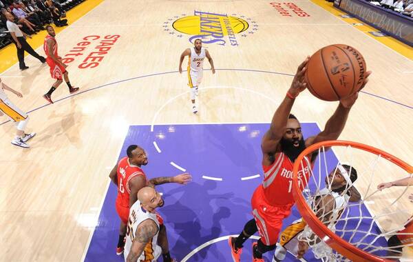 凤凰体育讯 北京时间1月26日，NBA常规赛继续展开，尽管湖人末节一度打出16-2的高潮，但还是难挡败局，87-99不敌火箭后，湖人惨遭8连败，火箭则收获两连胜。全场比赛，火箭3分球疯狂出手44次，命中13球，虽然命中率只有29.5%。但湖人总共才出手了13次3分，命中1球，差距显而易见。上一场被雪藏之后，林书豪今天替补上场，得到14分6助攻。图为哈登突破双手暴扣。