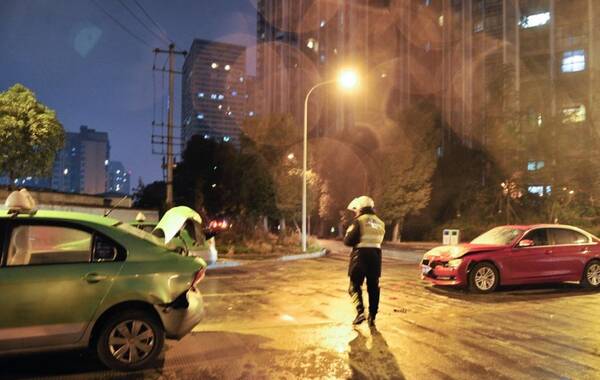 1月28日晚9时许，四川省成都市金阳路，一名疑似酒驾宝马车女司机撞上一辆出租车后，在街头撒野。不仅大骂路人，脚踢交警，还对着镜头微笑卖萌，脱衣示威，甚至抱住劝解她的路人狂吻。