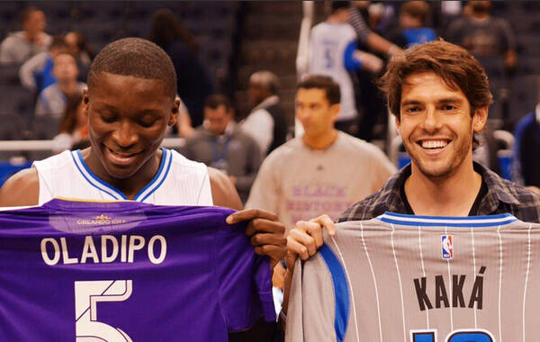 北京时间2月12日，尼克斯将在客场挑战魔术队。赛前尼克斯主帅费舍尔称甜瓜或将缺战本场比赛，同时，足球巨星卡卡却现身了魔术主场。