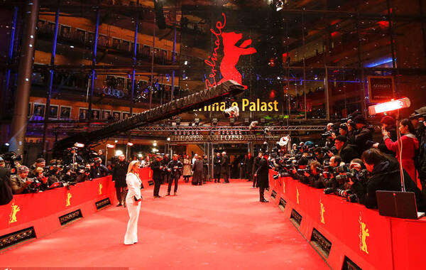 柏林当地时间2月14日，第65届柏林电影节闭幕式举行，众星盛装出席红毯秀。	