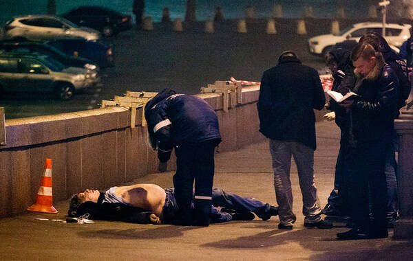 2月27日，据BBC报道，据俄罗斯官员称，俄罗斯反对派政治家、前副总理鲍里斯·涅姆佐夫遭射杀。事发时，涅姆佐夫正与一名女子走在克里姆林宫附近的大街上,一名身份不明的凶手朝他开了4枪。（图片来源：法新社  文字来源：中青网）