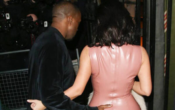 当地时间2月26日，伦敦，金-卡戴珊（Kim Kardashian）与凯恩-维斯特（Kanye West）夫妇离开某餐厅。卡戴珊裹紧身衣凹凸有致，披皮草上衣显高雅气质，老公轻抚爱妻场面温馨。 (图片来源：CFP)