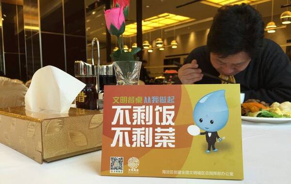 2015年3月2日，北京市，午餐时间的政协委员驻地北京铁道大厦餐厅。据悉，今年“两会”将继续推行一系列节俭办会新举措。