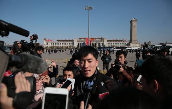 2015年03月03日，北京，全国政协委员、著名运动员刘翔、姚明乘车参加政协开幕式。图为刘翔受到记者们的围堵。