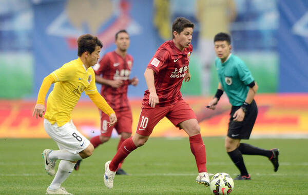 凤凰体育讯 北京时间3月15日16:00，2015赛季中超联赛第2轮继续进行，上海申鑫坐镇主场迎战上海上港，海森和吕文君在上下半场各入1球，最终上港客场2-0赢球，迎来联赛2连胜，申鑫遭遇2连败。