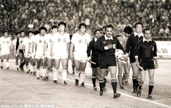 1985年，当时刚刚获得1984年亚洲杯亚军的中国队在主帅曾雪麟率领下第三次向世界杯发起冲击，当时队中主力有古广明、赵达裕、李华筠和贾秀全等特点鲜明的球员。但是最关键的时刻中国队犯了轻敌错误，1985年5月19日，在北京主场对香港队的比赛中只要战平就可小组出线。然而，中国队以1:2失利，只列小组第二名，未能进入第二阶段的比赛。赛后现场球迷爆发了非常大的骚乱。时间一晃来到2015年3月3月18日，随着当时那支国足重要一员前国脚赵达裕癌症去世，这段尘封的往事再一次被我们想起。当年那只国足成员现在过的怎么样呢？