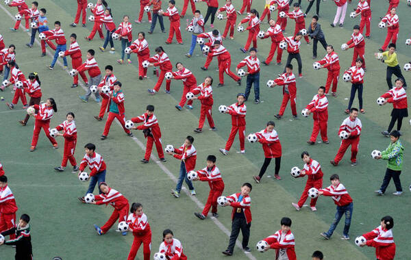 河南小学生抱着足球跳操 网友:形式主义自欺欺人|校园足球|足球操_凤凰体育
