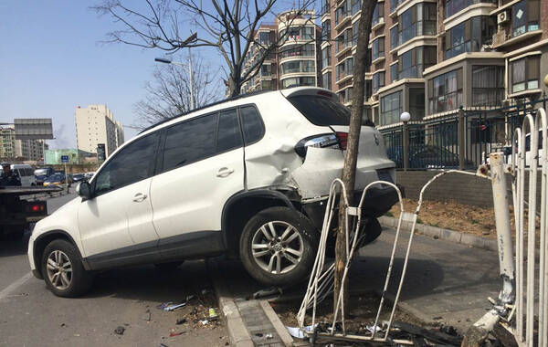 北京女司机停车连撞6道护栏5辆车