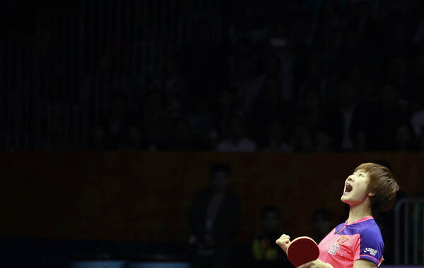 凤凰体育讯 北京时间5月2日，第53届世乒赛女单决赛在中国选手丁宁和刘诗雯之间展开，最终丁宁在比赛中受伤的情况下，仍顽强的以7-11/15-13/11-7/11-9/11-8总比分4-3战胜刘诗雯，夺得冠军。