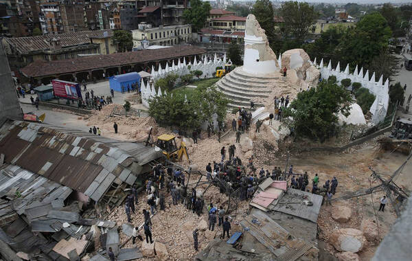 2015年4月25日14时11分，尼泊尔发生8.1级地震，震源深度20千米。西藏地区震感明显。据英国广播公司25日报道，尼泊尔警方发言人称，该国8.1级强震已造成970人遇难。至少16名中国公民遇难。震后救援人员在废墟中紧急搜救被困人员。图为位于加德满都市中心的标志性建筑比姆森塔(Bhimsen Tower)坍塌现场，救援人员在搜救。