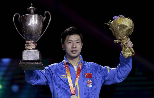 凤凰体育讯 北京时间5月3日晚，第53届苏州世乒赛的男单决赛打响，最终在一场中国内战中，马龙以4-2击败大黑马方博，首次获得世乒赛男单冠军，5局的比分分别是11-7、7-11、11-4、11-8、11-13、11-4。