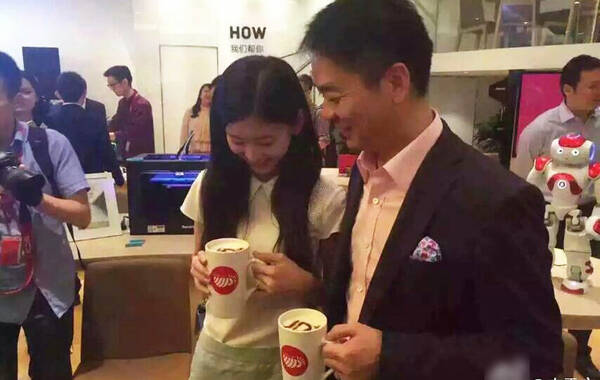 5月8日,刘强东与"奶茶妹妹"章泽天出席了某品牌奶茶店的剪彩仪式,有