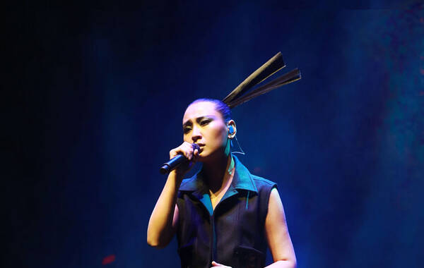 周笔畅广州开唱被封雨神 演唱会首发全新单曲