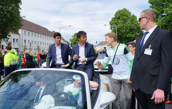 张稀哲出席狼堡德国杯夺冠游行 被球迷索要签