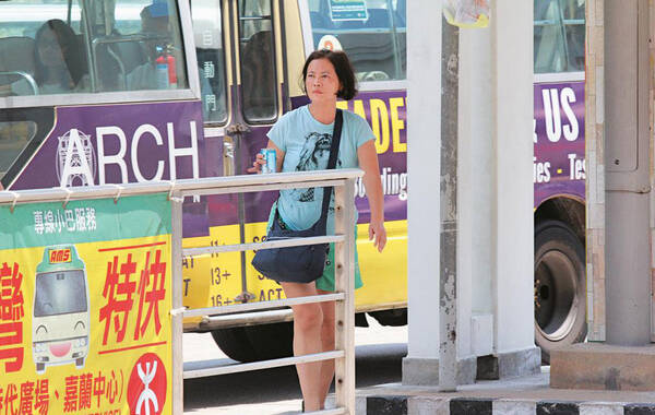 近日，有香港媒体拍到52岁的蓝洁瑛出街照。照片中的她不修边幅穿着拖鞋走在街上，发福明显赘肉突出，双眼无神面容沧桑。据早前香港《壹周刊》报道，蓝洁瑛淡出荧光幕多年，自2013年底自曝过去曾被2名香港影坛大哥强暴引起各界哗然。之后，她因为模样邋遢、行为怪异，又传患有精神疾病，今昔模样差很大而成为焦点人物。图为蓝洁瑛邋遢出街。
