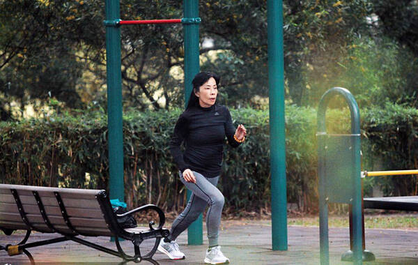 据香港媒体报道，刚满六十岁的“发哥”周润发，保持体形自有妙法，日日爬山、散步、拍照，但多数时间被发现都是自己散步鲜有与妻子同行。近日，香港媒体记者发现，发嫂陈荟莲，年届五十六岁，其实和丈夫一样喜欢保持形体，被发现也喜欢到公园跑步、拉筋、抬腿做各式古怪体操动作，积极瘦身。