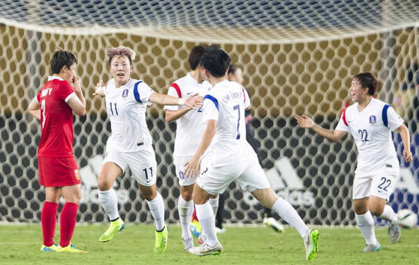 北京时间8月1日21:00，2015年东亚杯展开女足比赛的争夺，中国女足0-1不敌韩国女足，遭遇开门黑。上半场比赛中国队极其被动，第27分钟郑楔槟远射直挂死角。下半场中国队状态有所起色，但多次机会未能把握，最终无力回天。