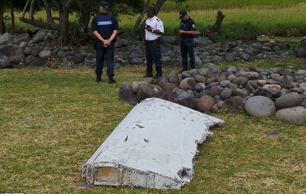 7月30日报道，去年3月，满载239名旅客的一架波音777客机神秘失踪，该机就是马航MH370航班。一年零四个月后，印度洋上的法属岛屿留尼汪岛上发现的一块残骸被认为可能与这架搭载着154名中国旅客失踪的客机有关。据报道，这块残骸的外形被航空专家认为与波音777的襟翼部分相似。