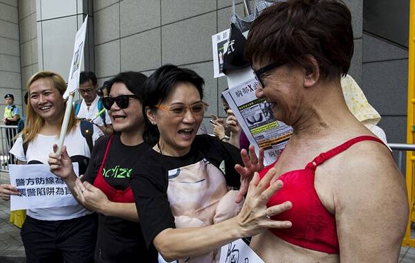 8月3日报道，香港反对派团体在今年上半年多次发起反水货客游行，今年3月，有团体还曾发起名为“光复元朗”游行，爆发零星冲突。而在“光复元朗”反水货客示威期间，有女示威者曾用胸部袭警。7月30日，该女示威者在香港屯门法院被控袭警罪成判囚3个月15日。8月2日，逾100名香港市民因不满法庭裁决走上街头，在湾仔警察总部外上演一场“胸罩示威”。