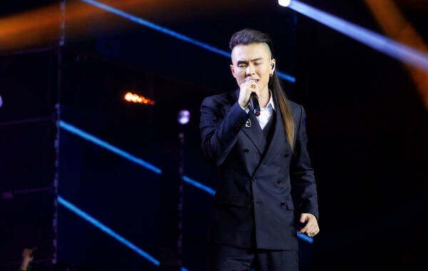 张玮High歌惊艳华鼎奖 坦言欲跨界拍戏