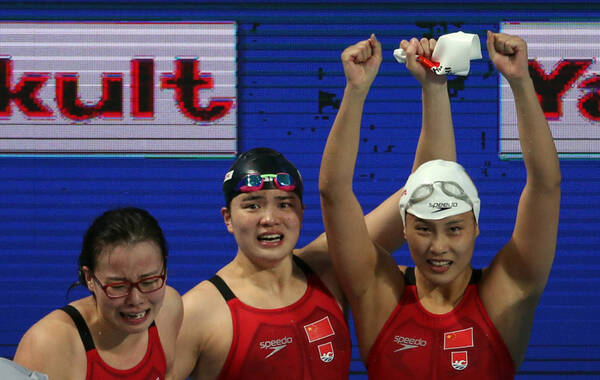 北京时间8月10日，第16届喀山世界游泳锦标赛进入收官日的争夺。最后一项决赛在女子4×100混合泳接力决赛中，傅园慧、史婧琳、陆滢和沈铎表现优异，以3分54秒41夺得冠军，这也是中国队6年后再次拿到这枚体现整体实力的金牌。瑞典和澳大利亚分获亚军和季军。