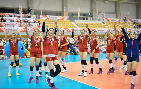 北京时间8月31日17点40分，2015年女排世界杯第7轮的较量继续在日本展开，中国女排迎战肯尼亚队，在首局，中国女排就25-7狂胜对手，一度取得了15-1的领先。