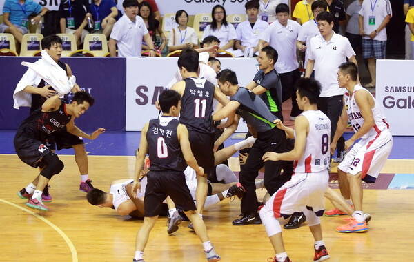 2015年8月30日是2015年中韩男篮挑战赛的最后一个比赛日。在率先开始的季军争夺战中，佛山队与韩国的釜山KT队在第三节比赛中发生冲突，双方球员发生大规模群殴。