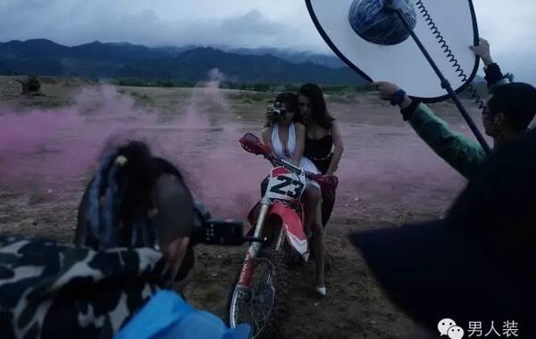 沈梦辰伊一登《男人装》封面 穿蕾丝大秀性感