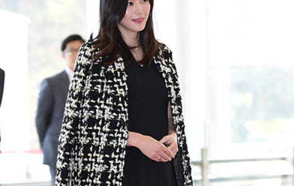 据韩国媒体报道，10月29日，怀孕7个月的韩国女神全智贤获邀出席《韩国大众文化艺术大奖》。全智贤身穿平底鞋优雅亮相，女神气质十足。据悉，全智贤将获颁总统表彰奖。