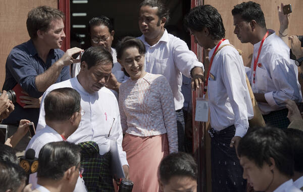 11月9日报道，据美联社消息，缅甸反对党发言人称昂山素季领导的全国民主联盟获得70%的选票，赢得大选，执政党承认败选。图为昂山素季赢得大选。